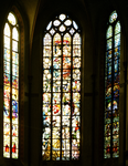 67976 Interieur van de St.-Martinuskerk (Oudegracht 401) te Utrecht: glas-in-loodramen van het zuidertransept, gewijd ...